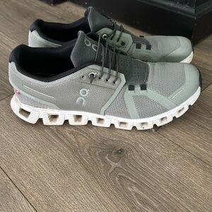 Men’s size 9.5 On Cloud 5 shoes